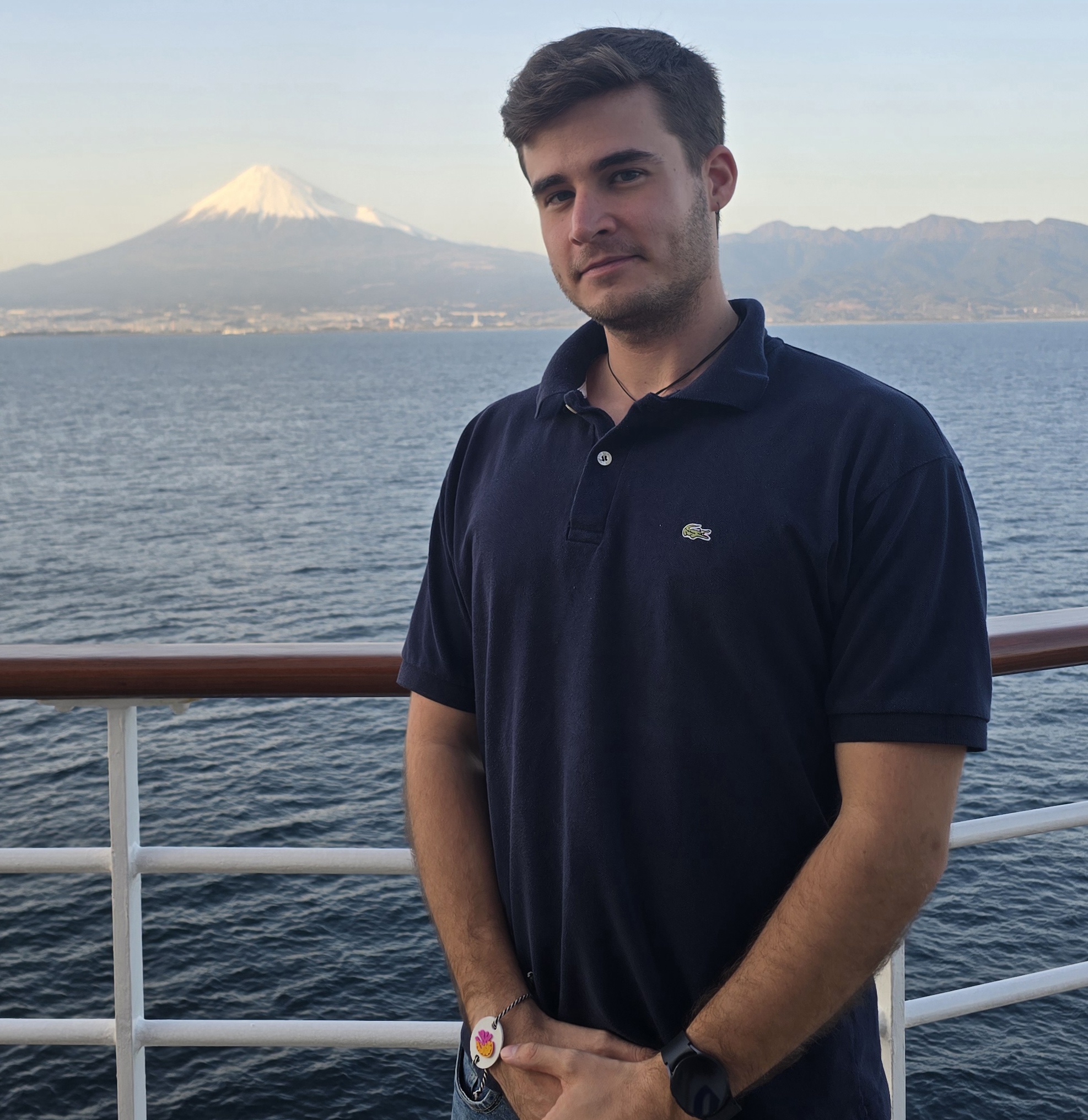 Asensio frente al monte Fuji durante el programa Ship for World Youth